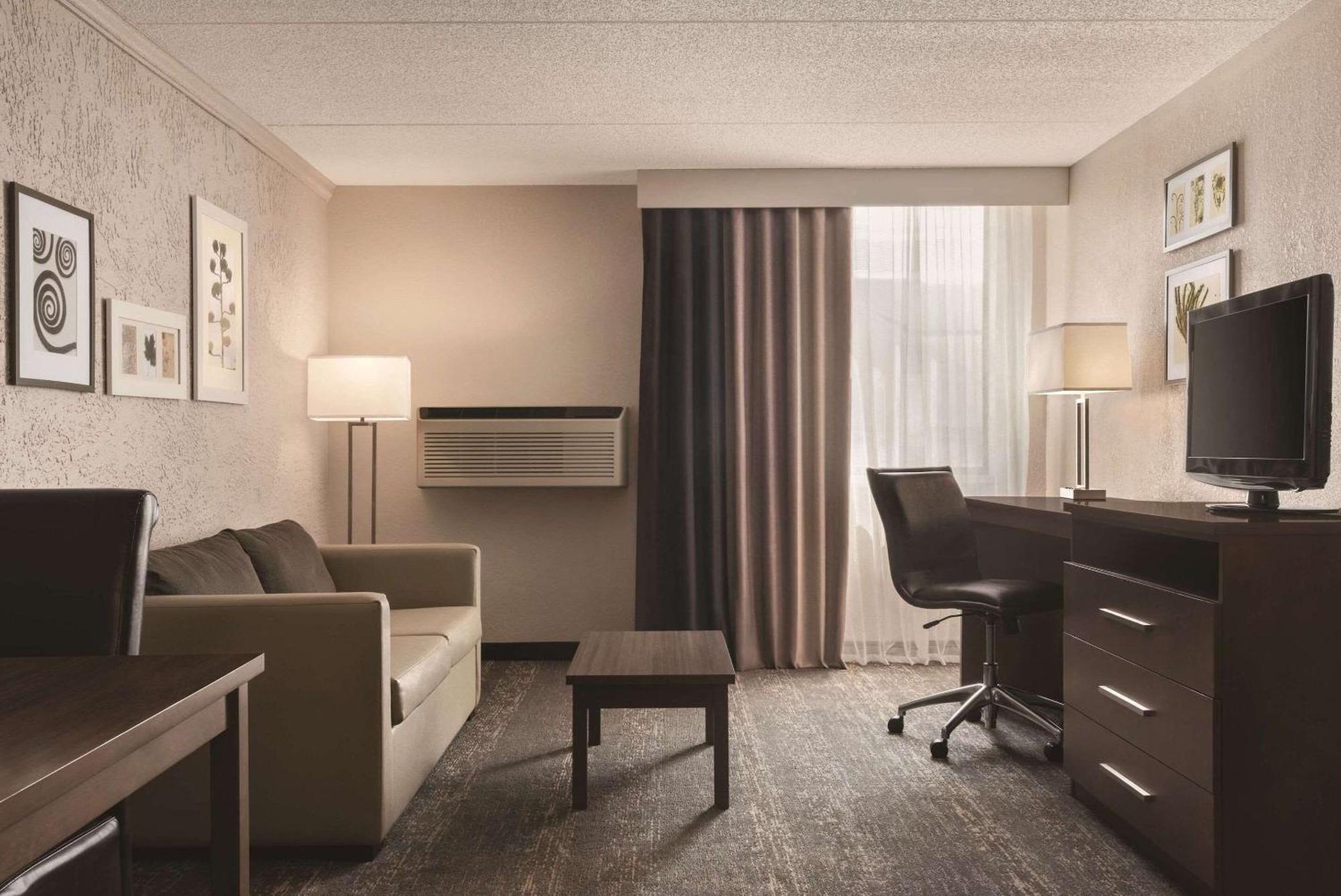 Hotel Country & By Radisson, Mt Pleasant-racine West, Wi Sturtevant