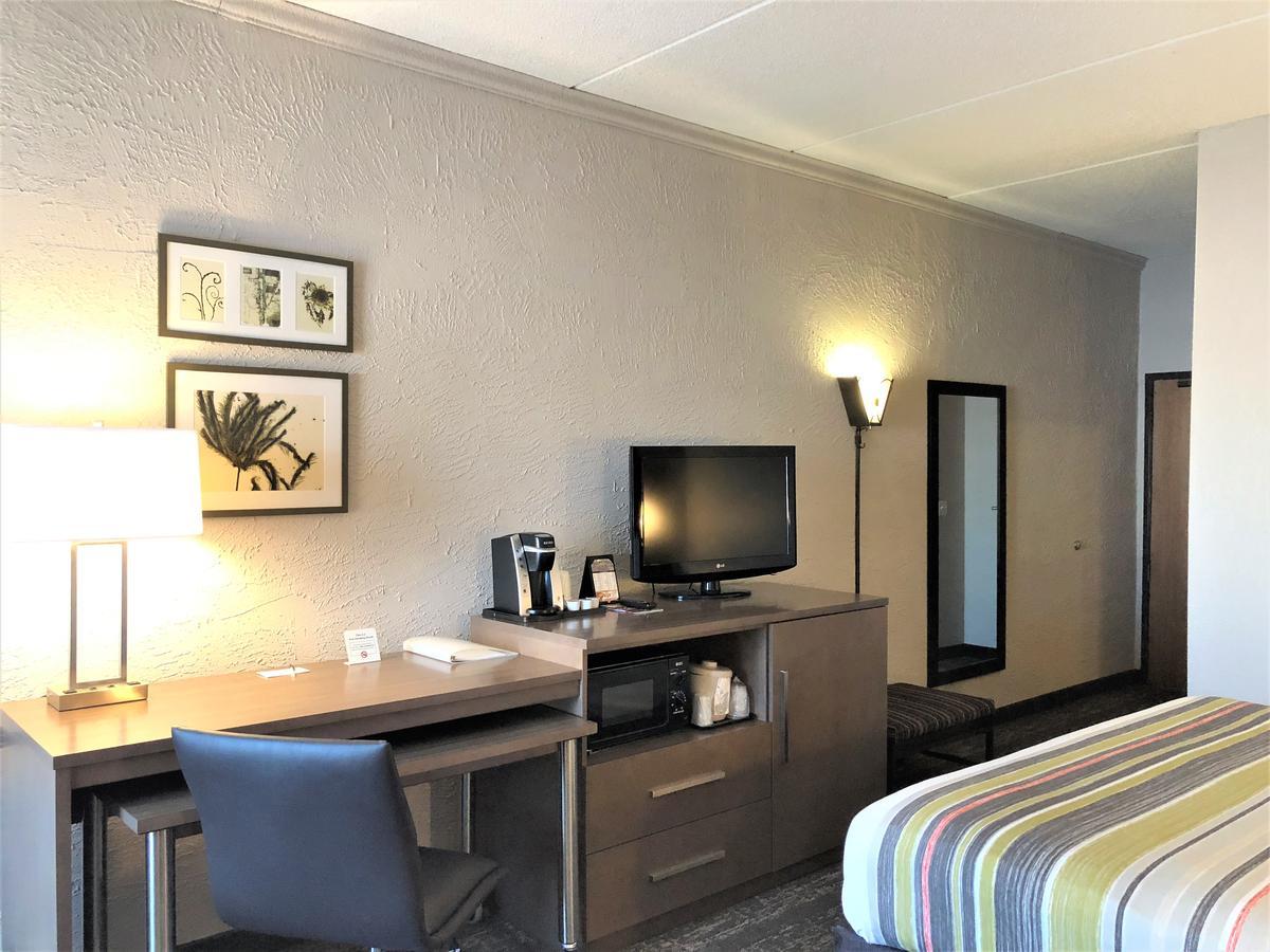 Country & By Radisson, Mt Pleasant-racine West, Wi 2*