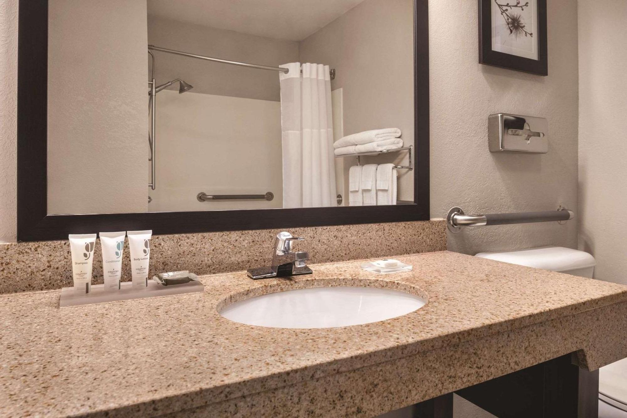 Country & By Radisson, Mt Pleasant-racine West, Wi Sturtevant
